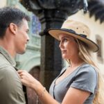 Un couple visite le centre historique de Poitiers à pied, entre les façades anciennes et les rues pavées.